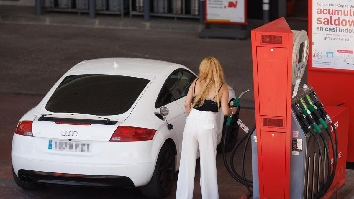 Una persona reposta en una gasolinera.