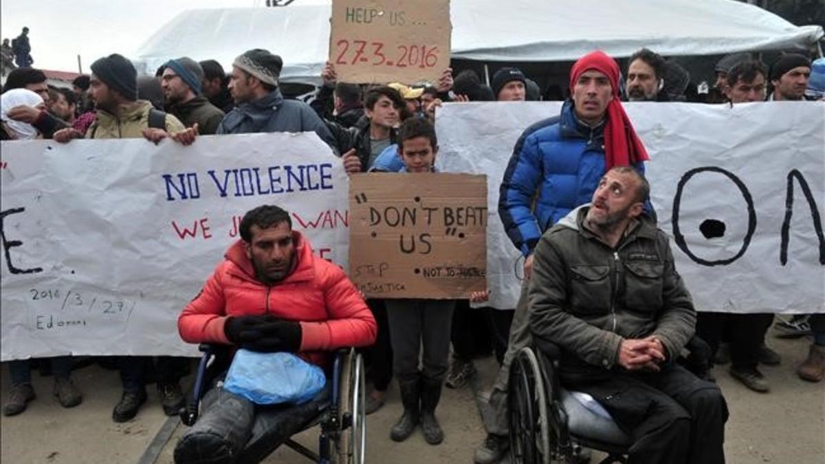 Manifestantes en la marcha de protesta en Idomeni.