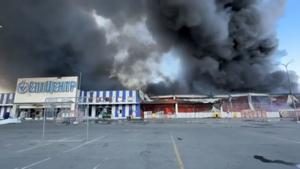 Mueren dos personas en un ataque ruso con misiles contra un supermercado en Járkov