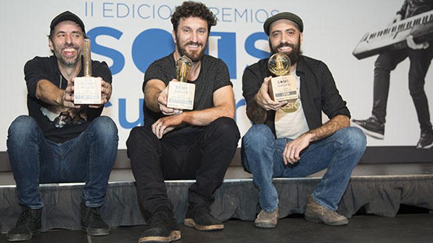 David Gil, David Quiles Guilló y Federico Menini posan con los galardones de Sois Cultura a la conclusión de la entrega de premios.