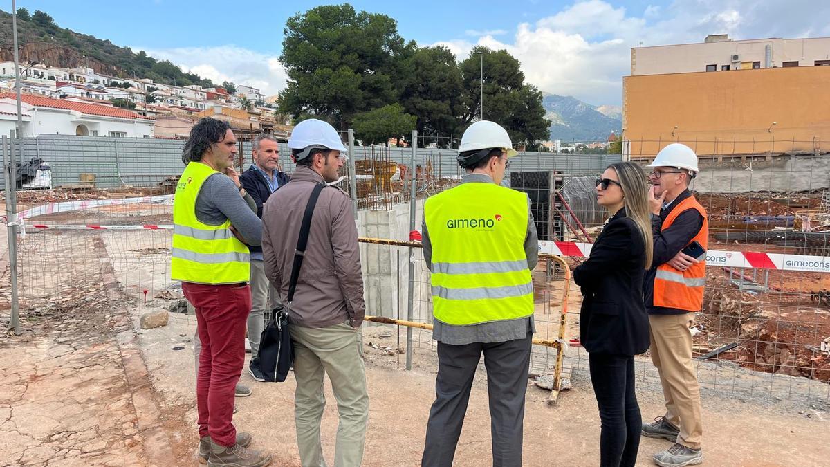 Foto de la visita a las obras del segundo polideportivo de la Vall, este miércoles.