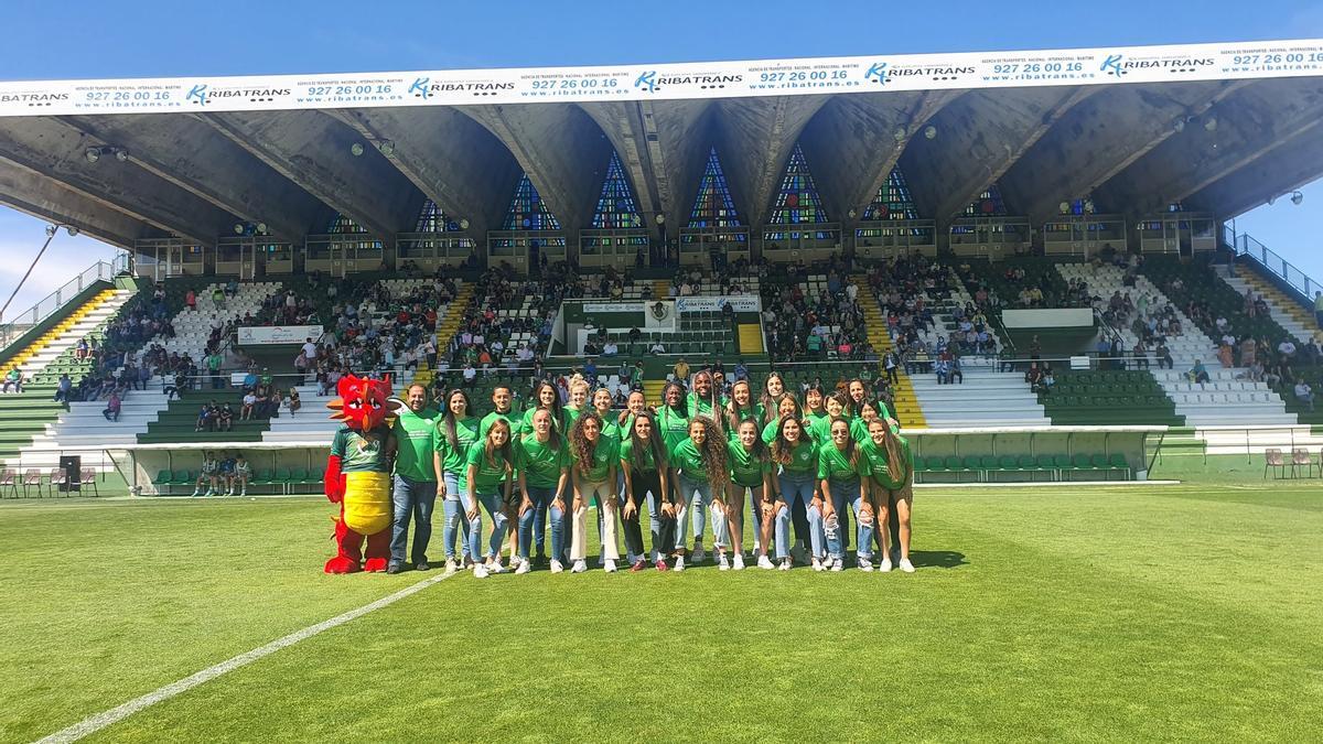 El Cacereño Femenino, posando antes del inicio.