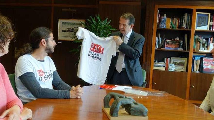 Abel Caballero, en la reunión con representantes de los PAC de Vigo. // FdV