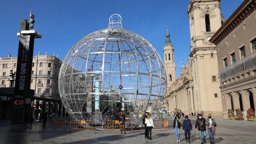 Bola de Navidad gigante en la plaza del Pilar de Zaragoza, en 2021.