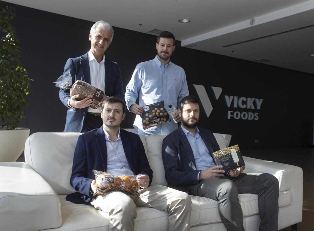 Rafael Juan, presidente de Vicky Foods y sus tres hijos