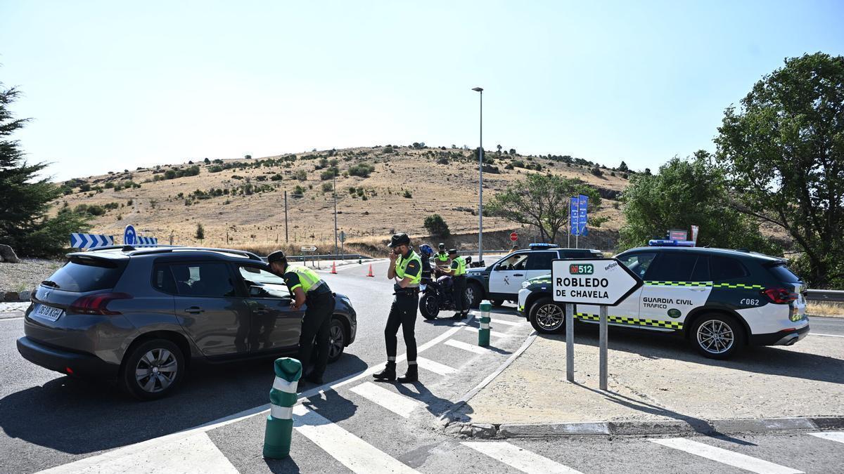 Multado con 200 euros tras la operación salida del verano por tener una avería, colocar la baliza v-16 pero no llevar la 'galleta' en el maletero: la Guardia civil revisa los maleteros
