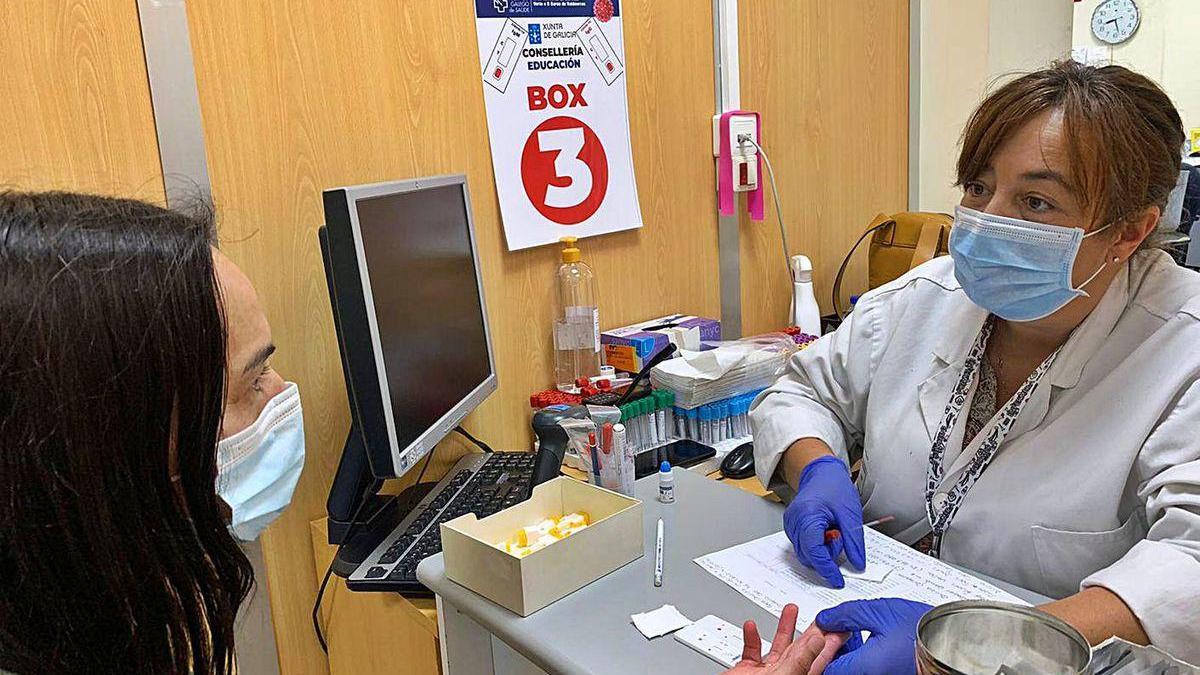 Realización del test rápido en el laborotario del CHUO.