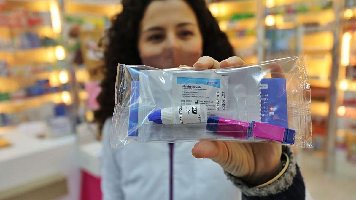 La farmacéutica Elena Brosed recibirá hoy los nuevos test. | ÁNGEL DE CASTRO