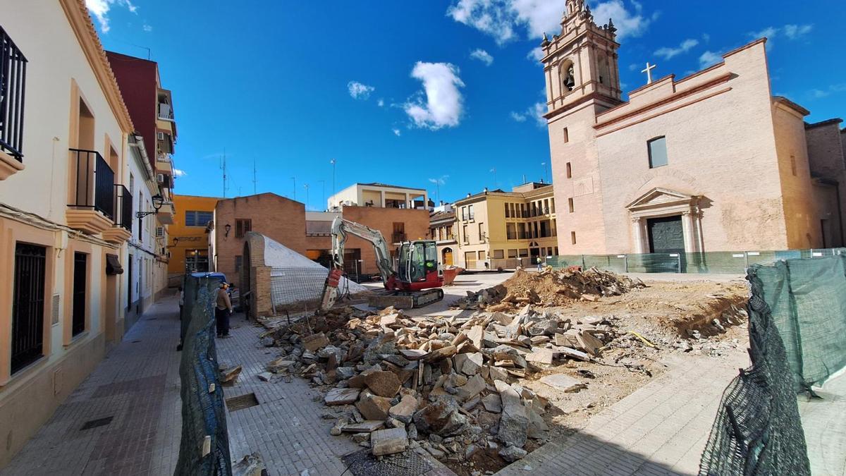 Los trabajos de remodelación de la Plaza de la Iglesia de Quart de Poblet ya han arrancado.