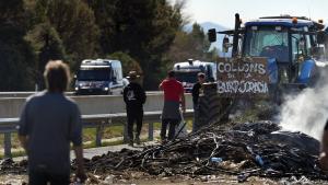 Unos 400 agricultores siguen bloqueando la AP-7 en Girona