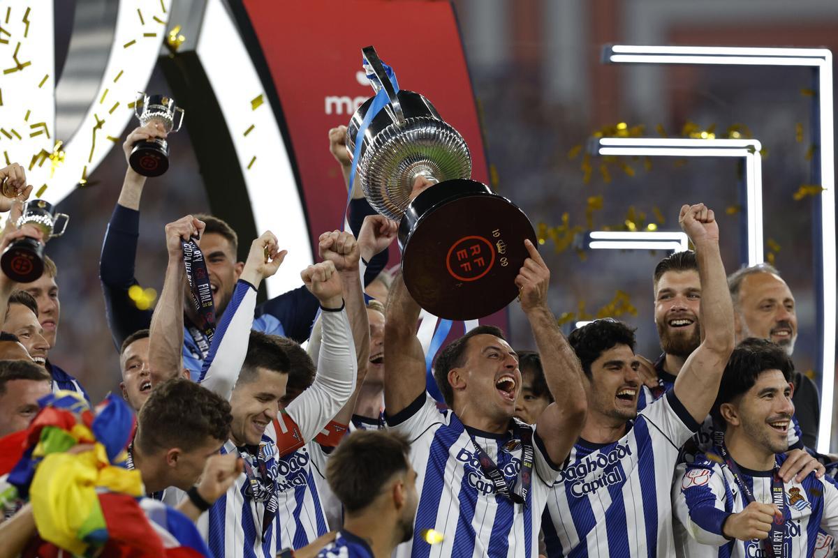 Los jugadores de la Real Sociedad celebran su victoria en la final de la Copa del Rey.