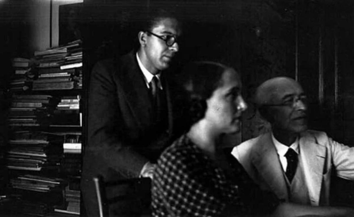 Rosa García Ascot toca el piano junto a Manuel de Falla y Jesús Bal.