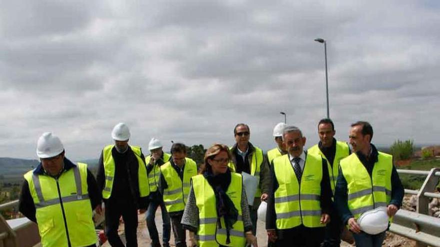 Martín Pozo cruza el puente viejo acompañada del alcalde.