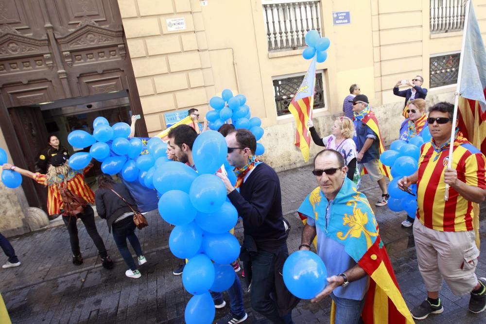 Reivindicación de Som Valencians ante las Torres de Serranos