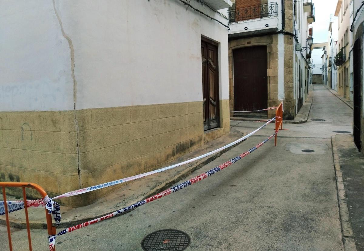 Tramo de la calle En Finestrat, precintado.