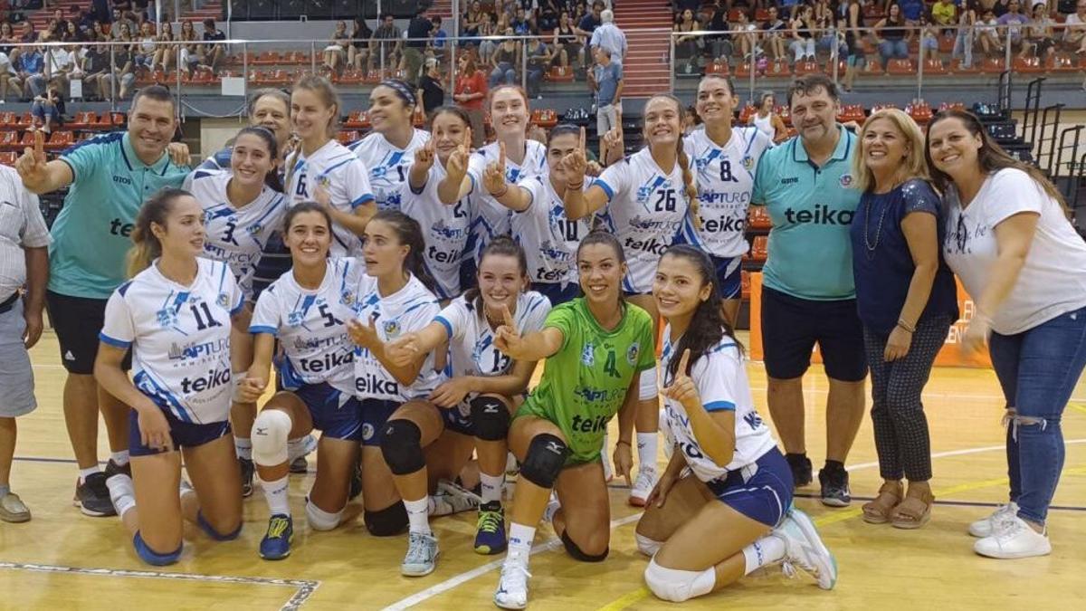 Las jugadoras del Aptur Benidorm celebran una victoria y la clasificación para la fase de ascenso