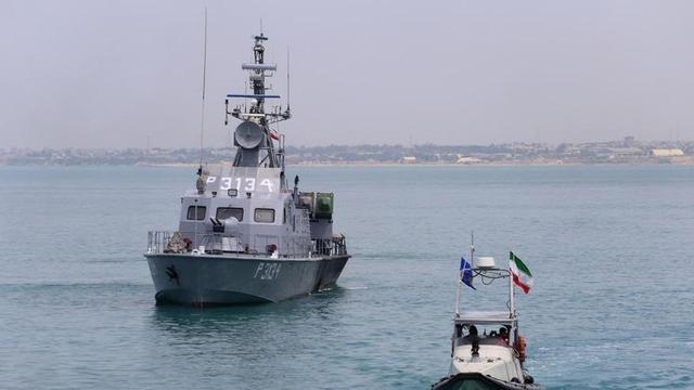 Arxiu – Barco de la Guàrdia Revolucionària iraniana i una llanxa ràpida en aigües del golf Pèrsic