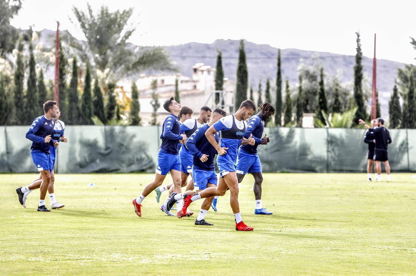 Ortiz acude al entrenamiento del Hércules y respalda a Mora