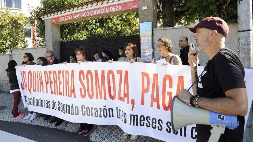 Asistentes a la protesta delante del Sagrado Corazón. // Bernabé/Javier Lalín