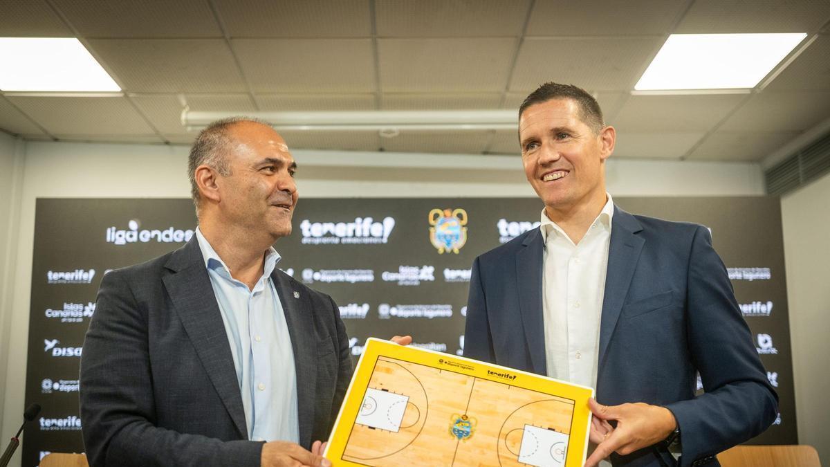 Aniano Cabrera, a la izquierda, junto a Jaka Lakovic en la presentación del técnico esloveno.