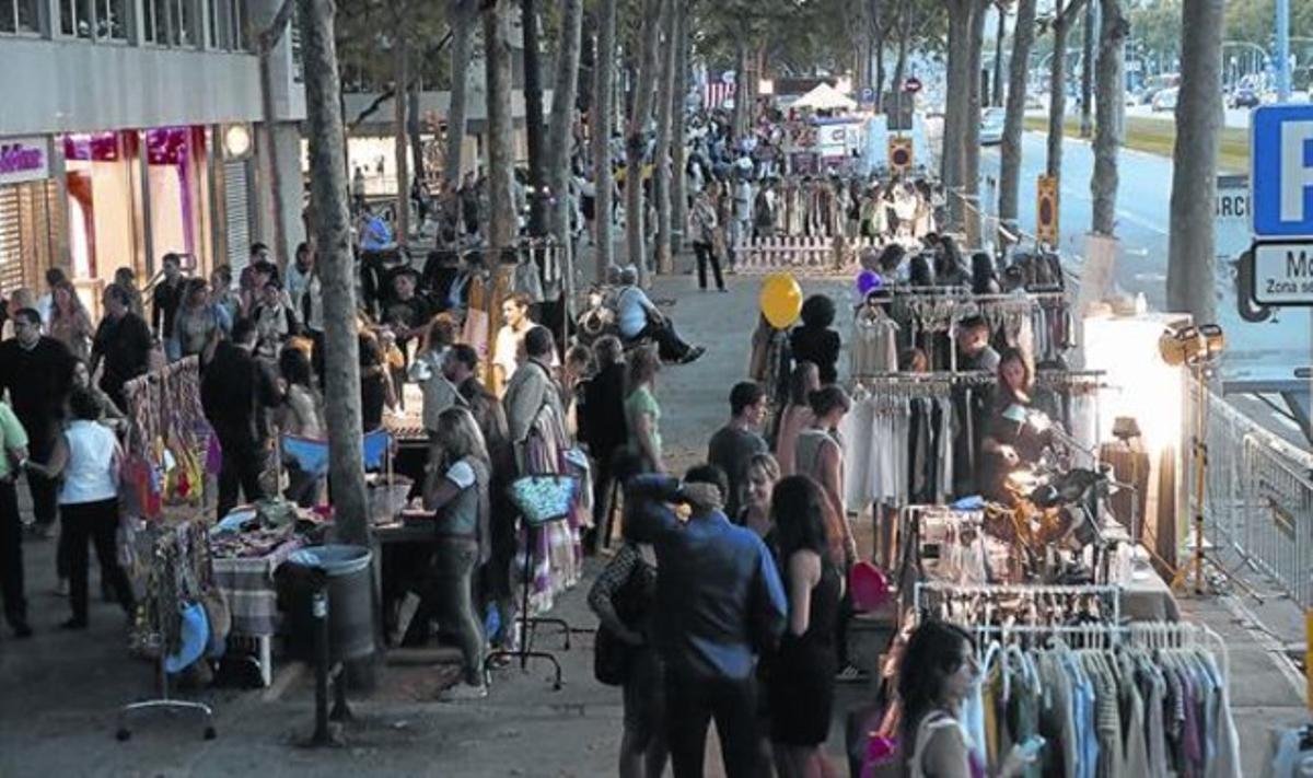 Una multitud de barcelonins i turistes passegen per la Diagonal entre el gènere exposat per algunes de les botigues que van participar en la nit de comerços oberts. Una multitud de barcelonins i turistes passegen per la Diagonal entre el gènere exposat per algunes de les botigues que van participar en la nit de comerços oberts.