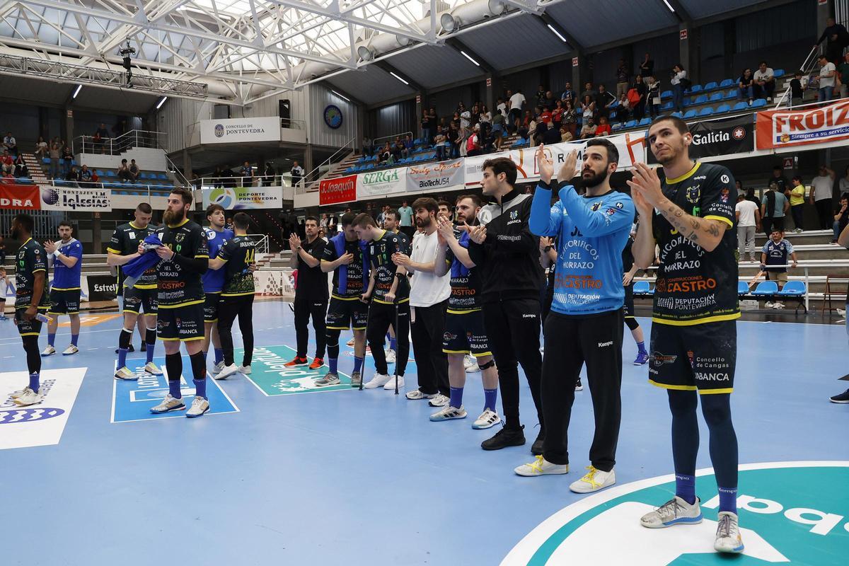 Los jugadores del Frigoríficos saludan a la afición tras caer en el derbi de Pontevedra ante el Cisne el año pasado.