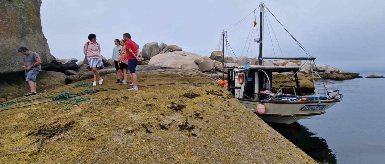 Una actividad de Arenaria en la isla de Rúa, con el barco escuela &quot;Chasula&quot; y María Calvo, en el centro de la imagen.