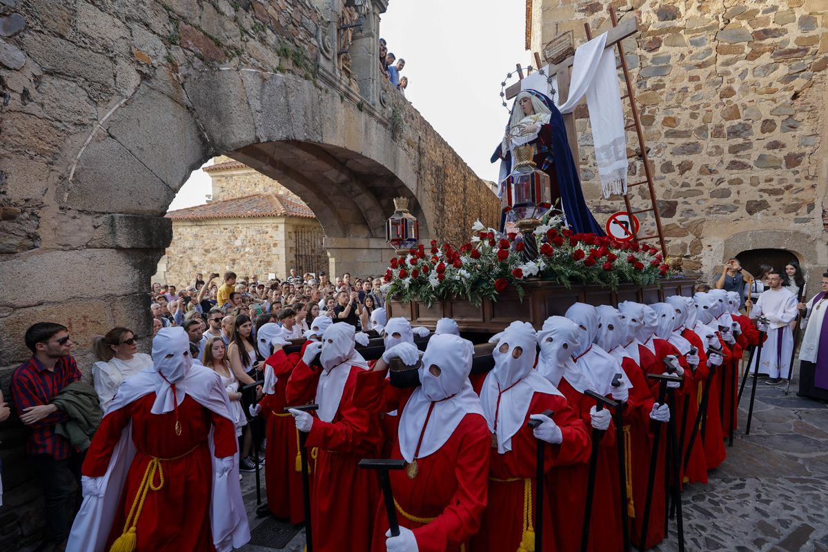 Así hemos contado el Sábado Santo en Cáceres: Nuestra Señora del Buen Fin y Nazaret, y Cofradía Dominicana del Cristo de la Victoria y Nuestra Señora del Rosario