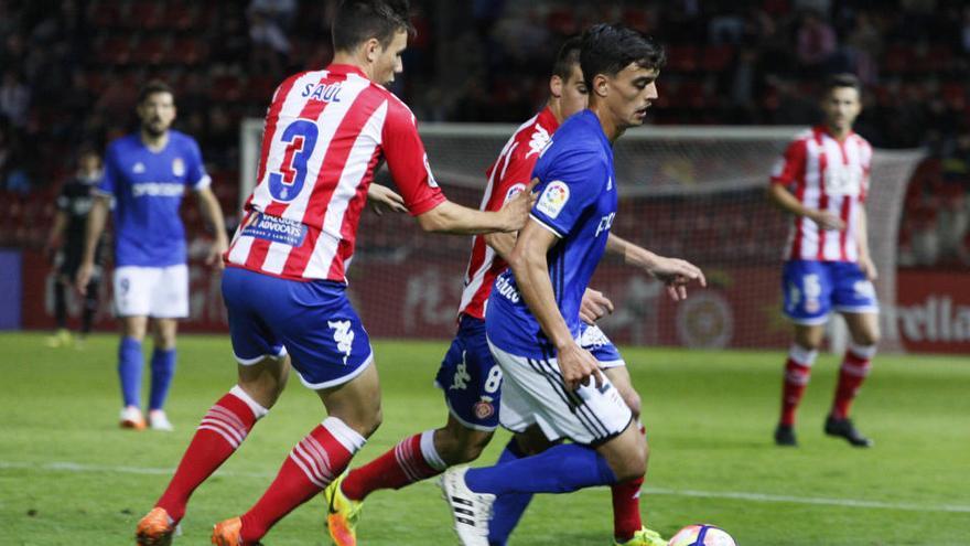 Saúl García pressiona Edu Bedia, durant el Girona-Oviedo disputat a l&#039;estadi de Montilivi