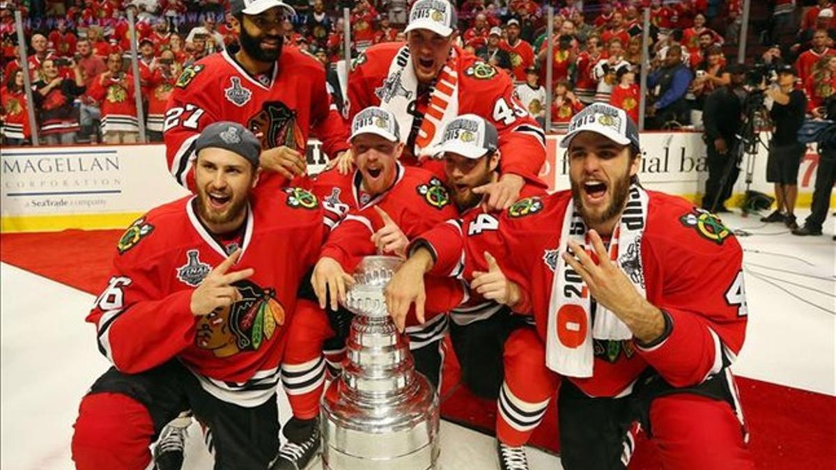 Los jugadores de Chicago celebran el título sobre la pista del United Center