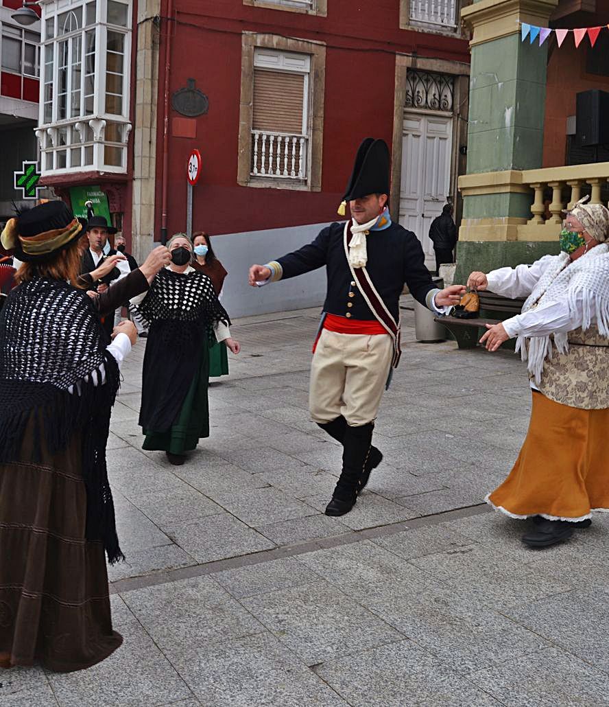 Pedro Villanueva, interpretando a Rafael del Riego, baillando con un grupu de vecines de Tinéu. | A. M. Serrano