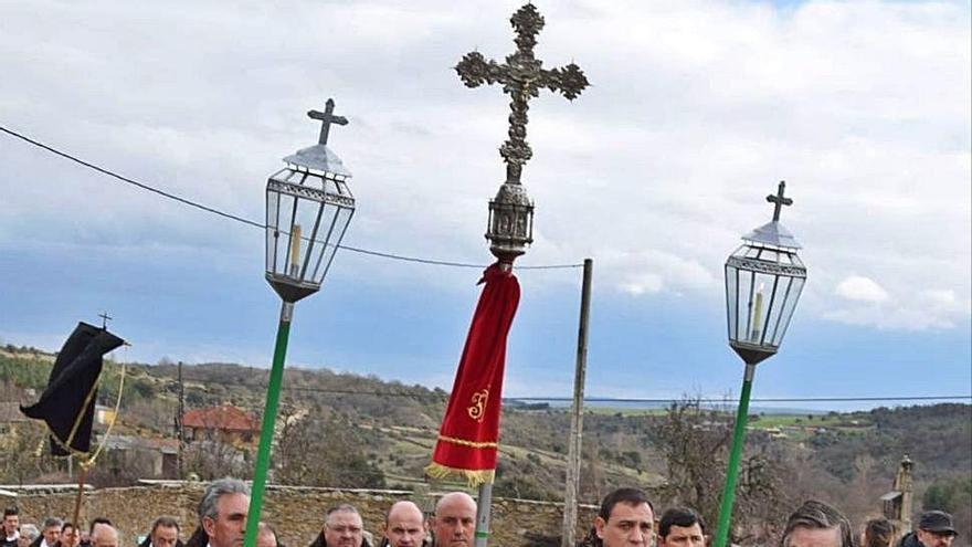 La Hermandad Penitencial en la procesión de las capas de Bercianos.