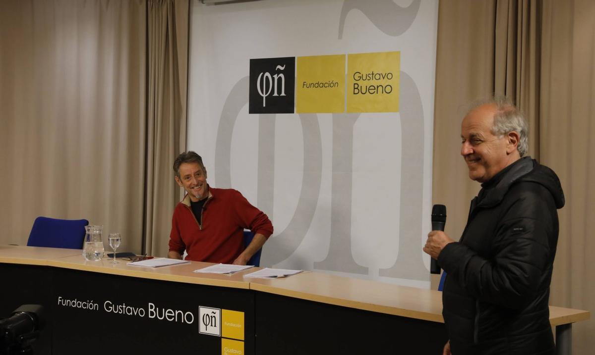 Martín Jiménez es presentado por el director de la Fundación, Gustavo Bueno Sánchez.