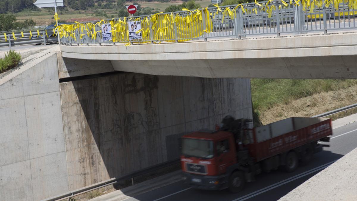 Lazos amarillos en una carretera catalana.