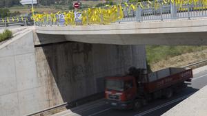 Lazos amarillos en una carretera catalana.