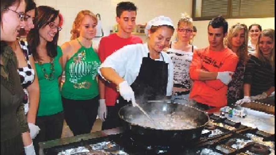 Una de

 las dos cocineras de la cantina de Altabix, Nuria Sánchez, alecciona a sus aprendices, estudiantes de la UMH