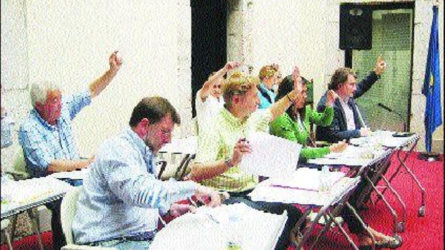 Los concejales del PSOE de Llanes, votando durante el Pleno.