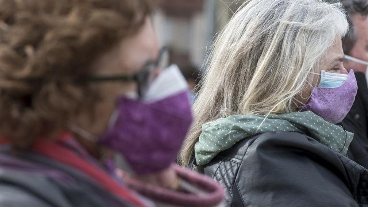 Llevar la mascarilla bien ajustada es mejor que llevar dos