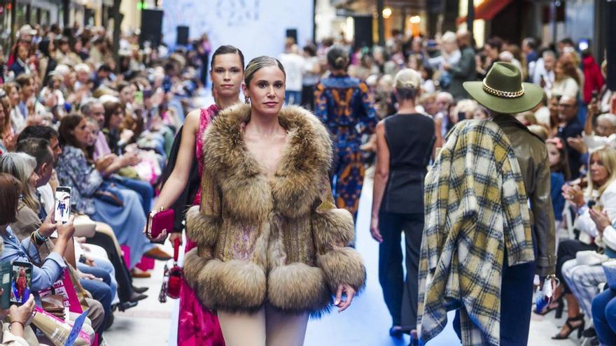 Oviedo saca la moda a la calle: color, cuadros, grandes cuellos y hasta perros sobre la pasarela
