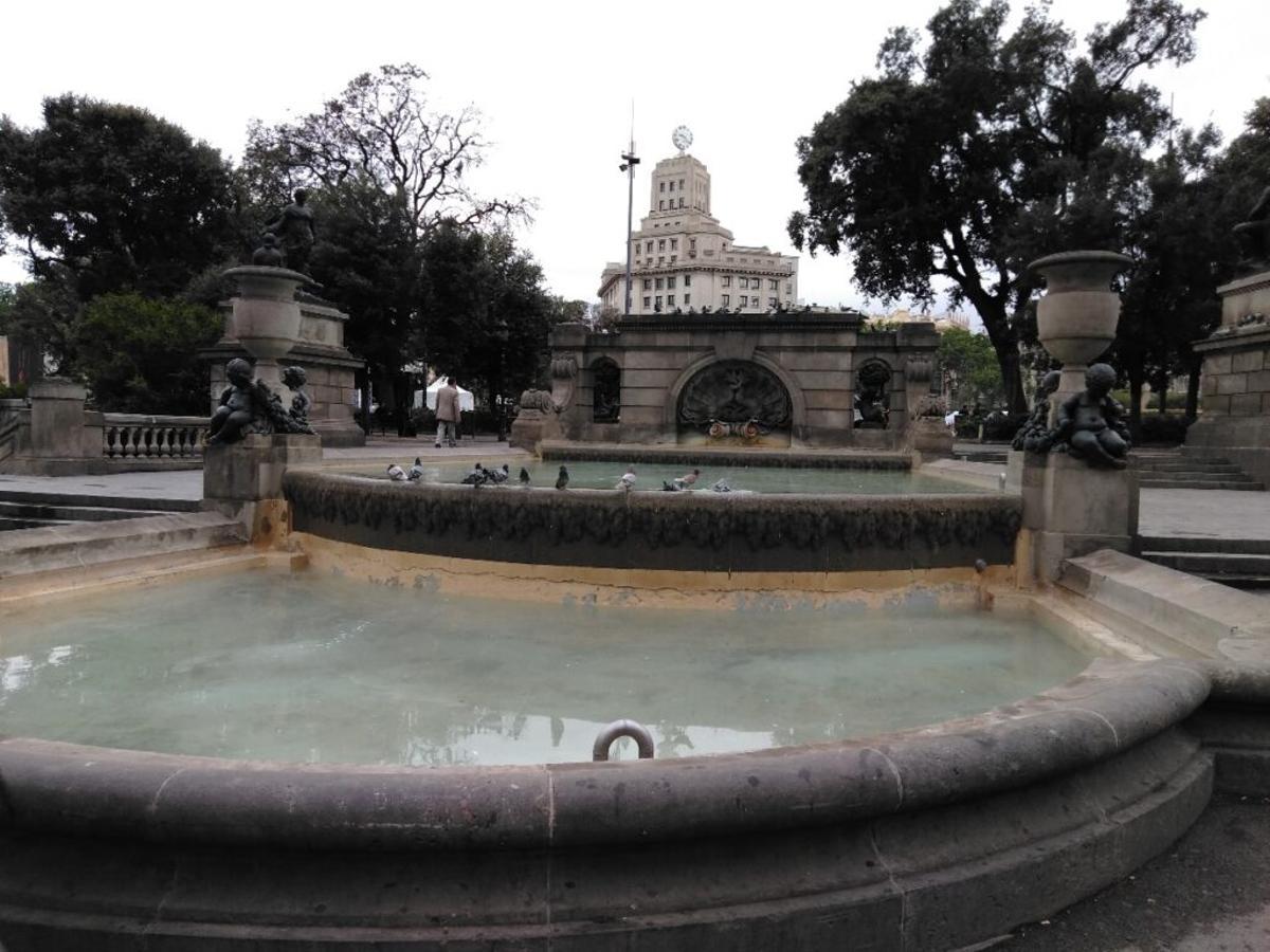 Font de Sis Putti en plaza Cataluña.