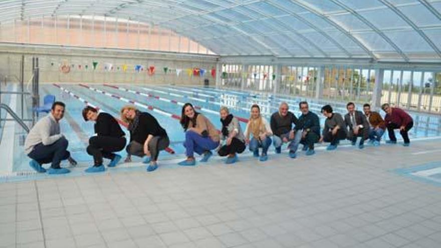 Reinspringen allerdings wollte keiner: stolze Ratsleute in Capdepera vor dem endlich eröffneten Schwimmbecken.