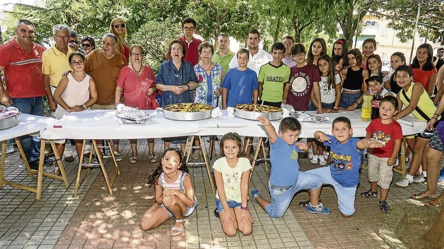 Los vecinos Antonio Canales celebran sus fiestas con una paella