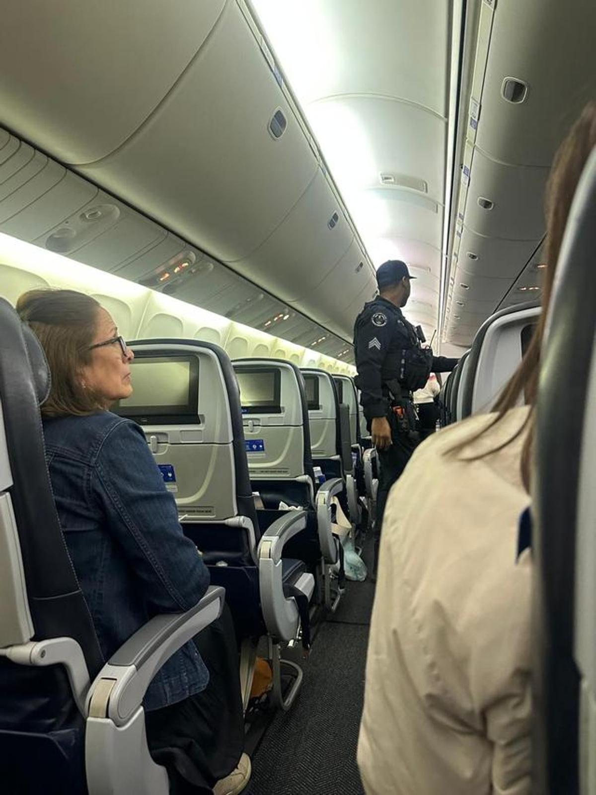 La policía subió al avión a revisar una posible amenaza.