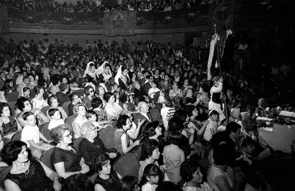 Estos días en los que deberíamos estar celebrando la Gala de elección, recordamos las imágenes de Perfecto Arjones tomadas en los años 60-70.