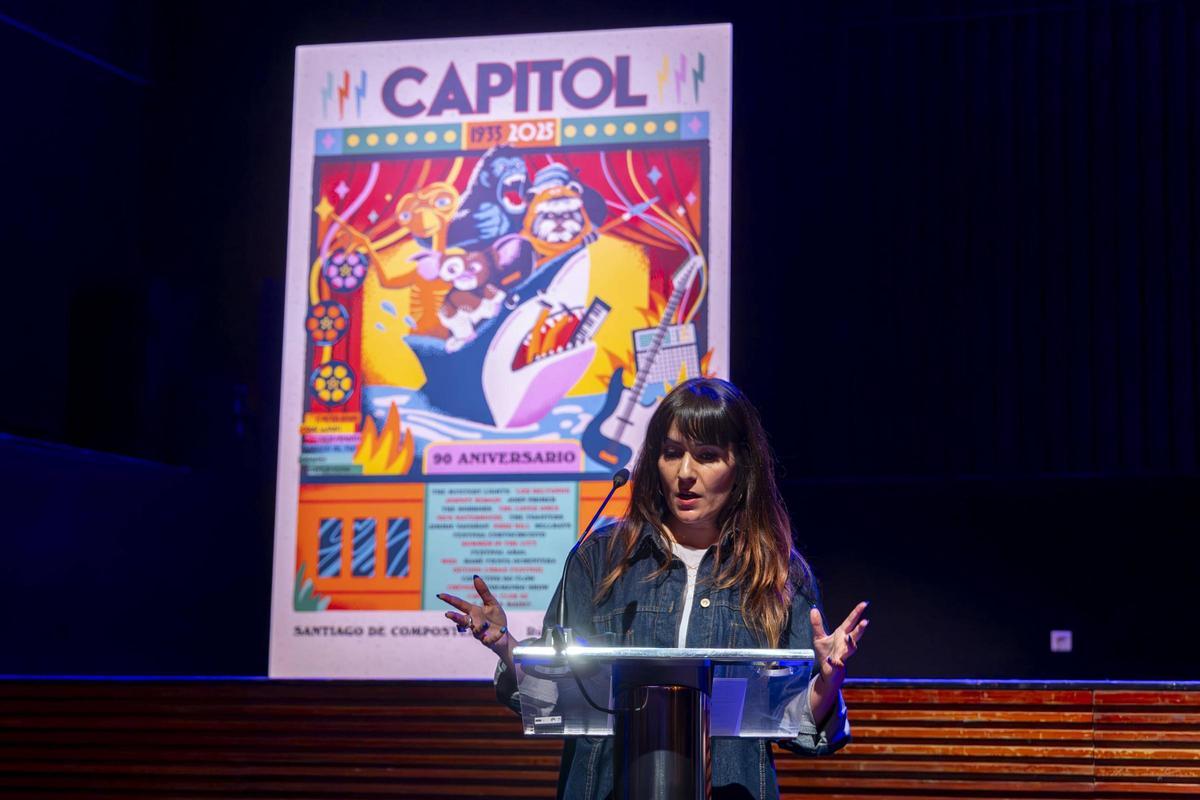La artista gráfica Rebeca Losada delante del cartel que diseñó para el 90 aniversario de la Sala Capitol
