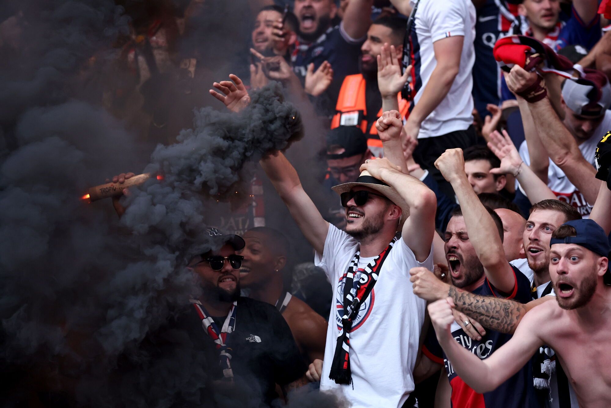 Paris (France), 31/05/2025.- Fans of PSG celebrate a goal of their team during a public viewing of the UEFA Champions League final between Paris Saint-Germain and Internazionale Milano at the Parc des Princes stadium in Paris, France, 31 May 2025. (Liga de Campeones, Francia) EFE/EPA/CHRISTOPHE PETIT TESSON