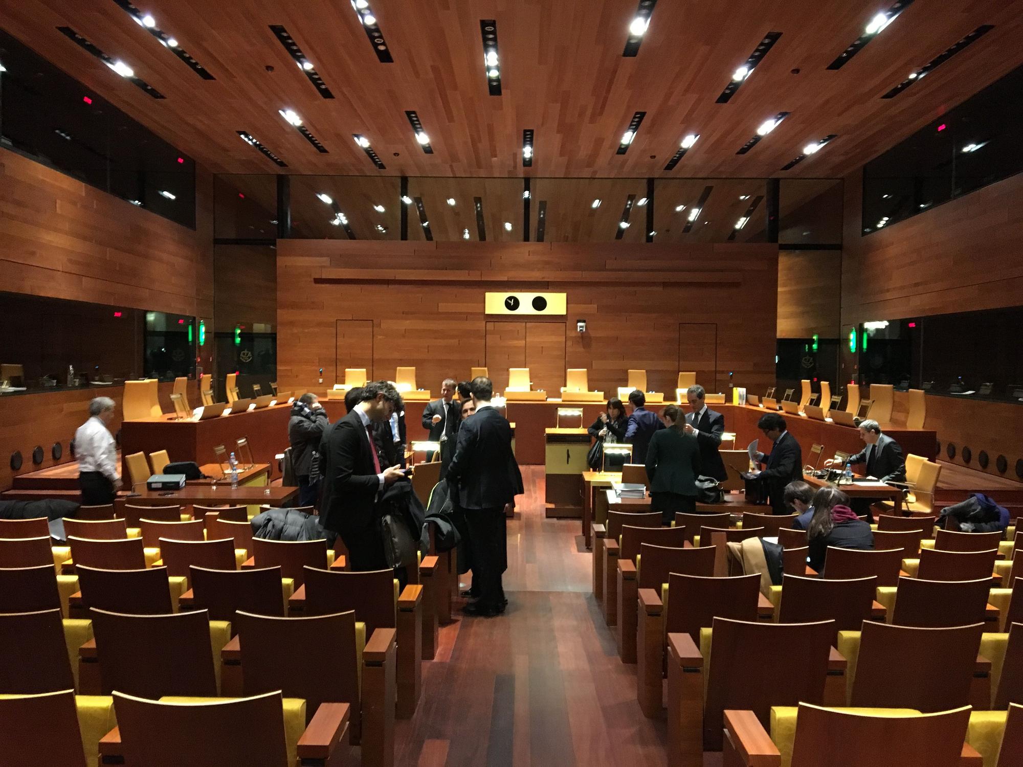 Vista de la sala del Tribunal General de la Unión Europea tras una vista.