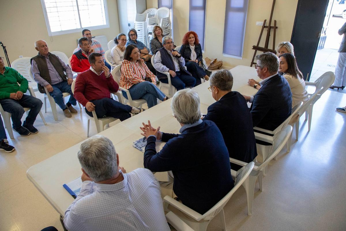 Reunión de las autoridades municipales y provinciales con los vecinos de Los Arenales para explicarles el proyecto.