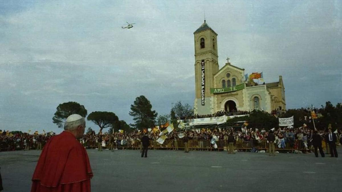 El Papa Juan Pablo II, en el momento que caminaba al santuario tras bajar del helicóptero. | LEVANTE-EMV