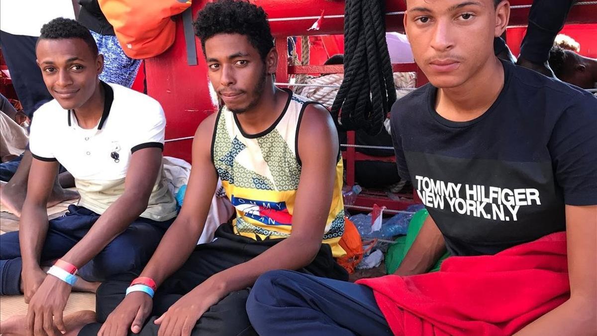 Salah, Ibrahim y Khalil, en el 'Ocean Viking'.